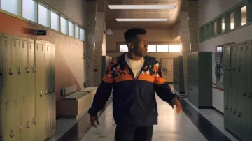 La veste portée par Cooper Clay (Chibuikem Uche) dans la série Qui ment ? (S02E08)