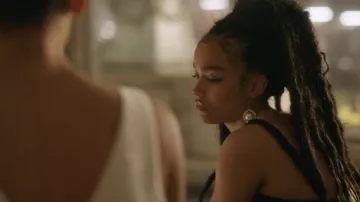Boucles d’oreilles de débutante portées par Zoya Lott (Whitney Peak) dans l’émission de télévision Gossip Girl (S02E01)