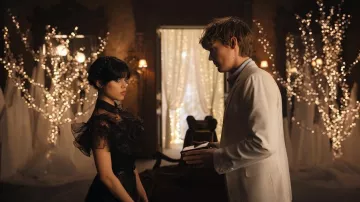 La robe noire portée par Wednesday Addams (Jena Ortega) dans la série Wednesday (Saison 1 Épisode 4)