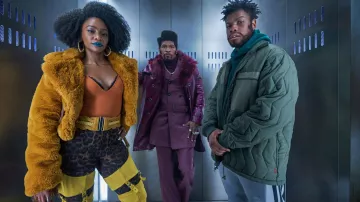 Veste jaune en fausse fourrure portée par Yo-Yo (Teyonah Parris) dans le film They Cloned Tyrone
