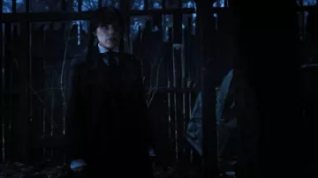 Le trench coat porté par Wednesday Addams (Jenna Ortega) dans la série Mercredi (Saison 1 Episode 3)