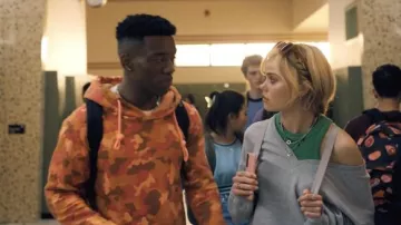 La camisa con el hombro desnudo usada por Addy Prentiss (Annalisa Cochrane) en la serie ¿Quién miente? (Temporada 2 Episodio 4)