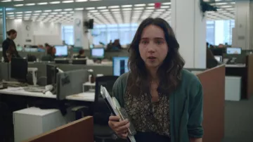 Blusa floral usada por Jodi Kantor (Zoe Kazan) como se ve en She Said