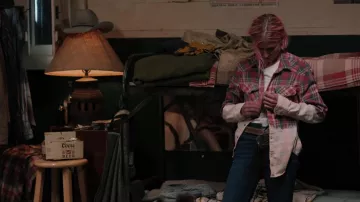 Chemise à carreaux décolorée portée par Teeter (Jennifer Landon) vue dans la garde-robe de la série télévisée de Yellowstone (S05E05)