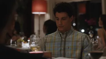 Chemise à carreaux Levi’s portée par Albie Di Grasso (Adam DiMarco) comme on le voit dans The White Lotus outfits (saison 2 épisode 6)