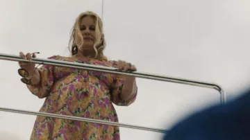 Robe à fleurs portée par Tanya McQuoid-Hunt (Jennifer Coolidge) vue dans The White Lotus (S02E07)