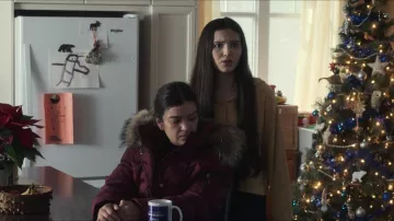 Sweat à capuche zippé porté par Kara Two-Rivers (Isabel Deroy-Olson) vu dans la série télévisée Three Pines (S01E02)