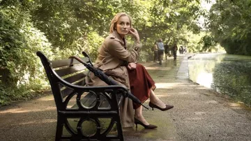 Manteau de tranchée porté par Diana Taverner (Kristin Scott Thomas) vu dans Slow Horses (S02E02)