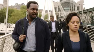 Veste bomber à fermeture éclair bleu marine portée par Marcus Longridge (Kadiff Kirwan) comme on le voit dans Slow Horses (S02E03)