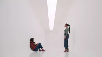 Chaussures à talons portées par Dana (Imani Hakim) dans Mythic Quest (S03E05)