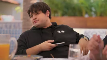 Champion Black Hoodie porté par Memo (Fernando Carsa) à Acapulco (S02E08)