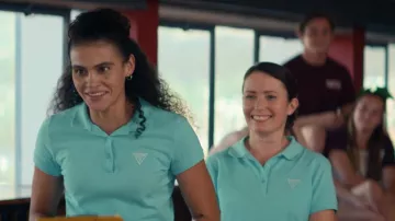 Polo Guess porté par l’entraîneur Paula (Danica De La Rey) comme on le voit dans le film Darby and the Dead