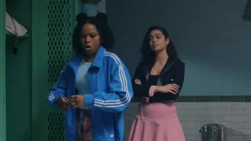 Veste de survêtement bleu Adidas portée par Darby Harper (Riele Downs) comme on le voit dans les tenues de Darby et les morts