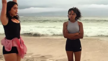 Adidas Compression Shorts portés par Darby Harper (Riele Downs) comme on le voit dans Darby and the Dead