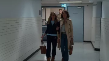 Manteau de tranchée porté par Tully Hart (Katherine Heigl) dans Firefly Lane Wardrobe (S02E01)