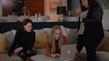 Montre en or portée par Tully Hart (Katherine Heigl) vue dans la série télévisée Firefly Lane (S02E02)