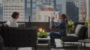 Chemise à carreaux portée par Kate Mularkey (Sarah Chalke) vue dans Firefly Lane Outfits (S02E04)