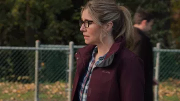 Mountain Warehouse Jacket porté par Kate Mularkey (Sarah Chalke) comme on le voit dans la série télévisée Firefly Lane (S02E04)