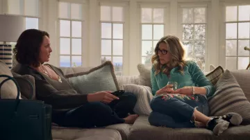 Montre blanche portée par Kate Mularkey (Sarah Chalke) dans les tenues de la série télévisée Firefly Lane (S02E06)