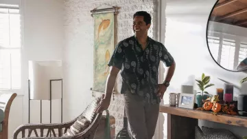 Montre ronde portée par Kai Holman (Alex Tarrant) vue dans NCIS: Hawai’i TV show outfits (saison 2 épisode 9)