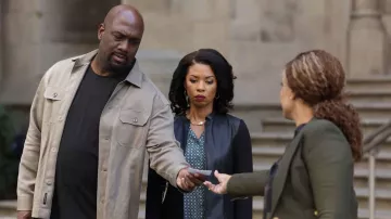 Chemise à blouse imprimée portée par Luna Grey (Angel Parker) vue dans la série télévisée The Rookie (S05E09)
