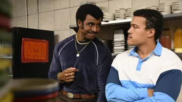 Pull porté par Rocky Johnson (Joseph Lee Anderson) vu dans l’émission de télévision Young Rock (S03E04)