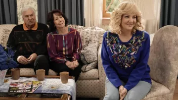 Top de chemisier rayé bordeaux porté par Linda Schwartz (Mindy Sterling) vu dans The Goldbergs (S10E09)