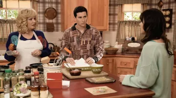Polo imprimé porté par Geoff Schwartz (Sam Lerner) vu dans The Goldbergs (S10E09)