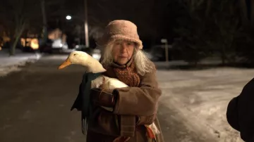 Chapeau de seau de fourrure porté par Ruth Zardo (Clare Coulter) comme on le voit dans les tenues de la série télévisée Three Pines (saison 1)