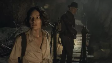 Haut de chemise à col porté par Helena (Phoebe Waller-Bridge) comme on le voit dans Indiana Jones et les tenues du film Dial of Destiny