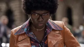 Veste en cuir portée par l’agent Mason (Shaunette Renée Wilson) dans Indiana Jones et le cadran du destin