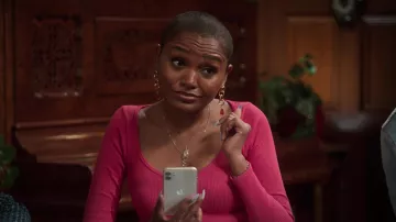 Pendientes y collares usados por Jocelyn (Lauren Spencer) como se ve en el vestuario del programa de televisión The Sex Lives of College Girls (S02E08)