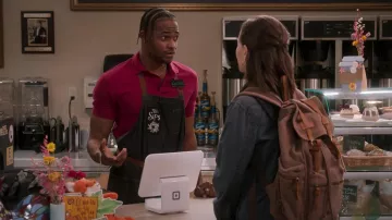Sac à dos porté par Kimberly Finkle (Pauline Chalamet) vu dans The Sex Lives of College Girls (S02E07)