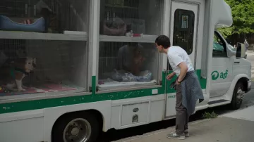 Zapatillas deportivas New Balance Grey usadas por Toby Fleishman (Jesse Eisenberg) como se ve en Fleishman Is in Trouble (S01E05)