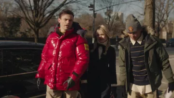 La chaqueta roja North Face usada por Max Wolfe (Thomas Doherty) como se ve en Gossip Girl Outfits (S02E03)
