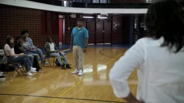 Baskets portées par Simon James (Sultan Salahuddin) dans les tenues de la série télévisée South Side (S03E02)