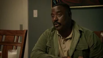 Veste de velours vert portée par l’officier Goodnight (Bashir Salahuddin) vue dans South Side (S03E02)