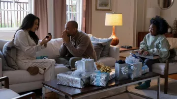 Ensemble de pyjama en soie blanche porté par Vanessa (Shay Mitchell) comme on le voit dans Something from Tiffany’s movie