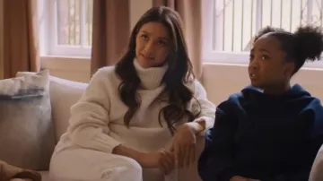 Pull blanc à col roulé porté par Vanessa (Shay Mitchell) comme on le voit dans Something from Tiffany’s