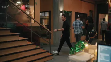 Baskets Nike Air Hi portées par Ian Grimm (Rob McElhenney) dans les tenues de la série télévisée Mythic Quest (saison 3 épisode 6)