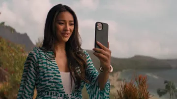 Veste imprimée portée par Vanessa (Shay Mitchell) comme on le voit dans Something from Tiffany’s