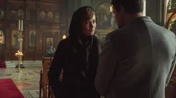 Abrigo de piel usado por Kara (Olga Kurylenko) como se ve en el vestuario del programa de televisión Traición (Temporada 1)