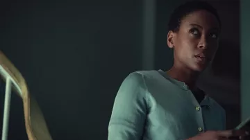 Cardigan usado por Dede (Tracy Ifeachor) como se ve en el vestuario de la serie de televisión Treason (Temporada 1)