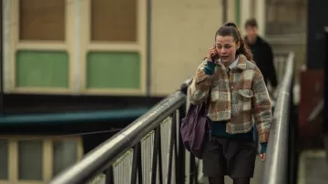 Chaqueta de piel a cuadros usada por Ella (Beau Gadsdon) como se ve en la serie de televisión Treason (Temporada 1)