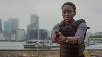 Reloj de oro usado por Dede (Tracy Ifeachor) como se ve en el programa de televisión Treason (Temporada 1)