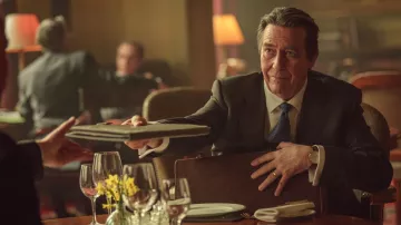 Reloj redondo dorado usado por Sir Martin Angelis (Ciarán Hinds) como se ve en los trajes de la serie de televisión Traición (Temporada 1)