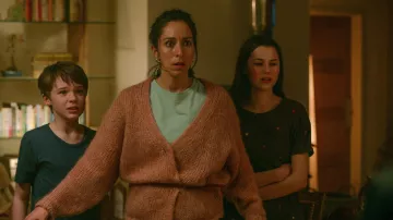 Cárdigan de lana usado por Maddy (Oona Chaplin) como se ve en el vestuario de la serie de televisión Traición (Temporada 1)