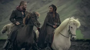 Long manteau porté par Fjall (Laurence O’Fuarain) comme on le voit dans The Witcher: Blood Origin Tenues de la série télévisée (saison 1)