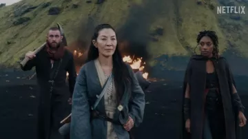 Veste de manteau kimono bleu portée par Scian (Michelle Yeoh) comme on le voit dans The Witcher: Blood Origin (saison 1)
