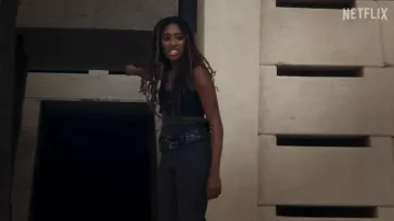 Ceinture en cuir clouté portée par Éile (Sophia Brown) comme on le voit dans la série télévisée The Witcher: Blood Origin (saison 1)